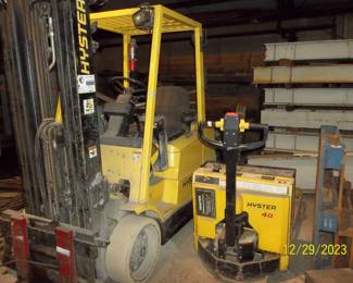 This hyster is a 2002 model and only needs a head job to get it running.  The Hyster 40 is an electric lift and has 2 batteries with charger included.  It is not charged or running at present.