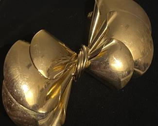 Massive 1950s 14K gold bow brooch.  A stunning statement piece!