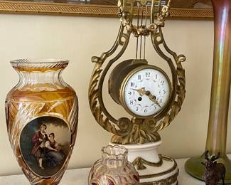 Lyre clock Louis XVI  in gilt bronze and white marble, with flowering and foliage branches, the marble base underlined by rows of pearls and chains