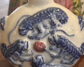 ANTIQUE CHINESE BLUE & WHITE FOO DOGS SNUFF BOTTLE KANGXI REIGN 6 CHARACTER MARK