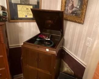 RCA Victrola with records