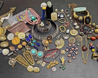 "Merry Times in Montclair" in Augusta, GA. Closing on Sun 12/17 at 8p. Pickup: Tue 12/19 from 1-6pm. Please click here to view more photos, descriptions, and current bids:&nbsp;https://ctbids.com/estate-sale/25586
Andy & Rebecca Beard, Owners of Caring Transitions of Augusta, present this CTBIDS sale! This sale features a Uranium Glass Lamp, African & Mexican Masks & Decor, Signed Decorative Pottery, Copper Cake Molds, Emeralite Bankers Lamp, Fur Coats, Fenton & Uranium Glass, Jadeite Candle Holders & Bowl, Lalique Figurines, Louis XVI-Style Buffett & Sideboard, Vintage Fire King, Pyrex, Corningware, Wedgwood & Roseville, Vinyl Records & more! GA LIC AU0045