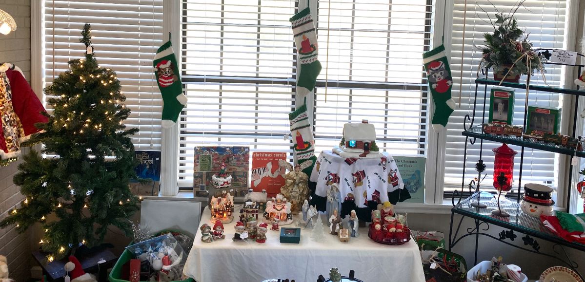 Various Christmas decor 