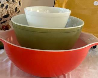 Vintage Pyrex mixing bowls 