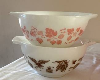 Vintage Pyrex bowls
