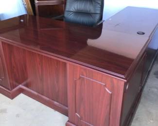 L-shaped Desk & Adjustable Office Chair