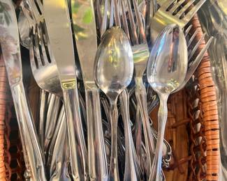 LOTS OF FLATWARE HERE!!!! OHH...KEVVVVINNNN!!!!!!