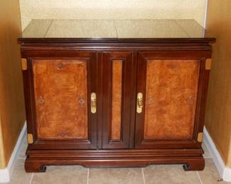 2-Door Rosewood Buffet w/Extendable Top