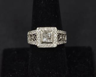 18KT WHITE GOLD DIAMOND RING 