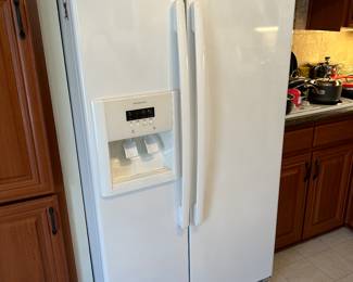 Nice Refrigerator, ice and water work!