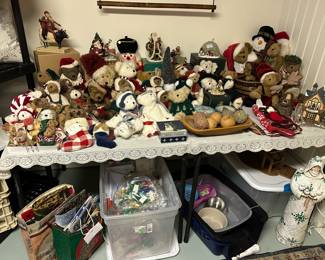 LARGE Boyd’s Bear collection