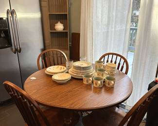 Table with 4 chairs and 2 additional leaves