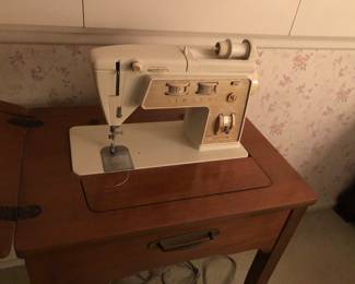 Singer Sewing Machine Golden Touch Zig Zag Model 780 Sparkling Gold in desk wood contemporary Sewing Station open $250. obo