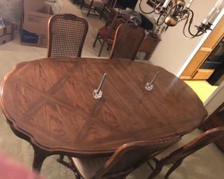 Beautiful Queen Anne Table with 6 Cane Chairs, 2 leavs and Table Pads