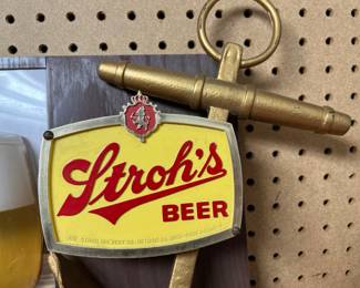 Strohs 3D Sign and 5 Old Strohs Can in 6- Pack