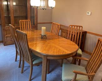 Thomasville dining table
6 chairs
Leaf