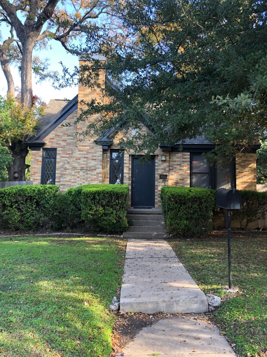 Adorable Blue Moon Estate Sale in Waller... starts on 12/16/2023