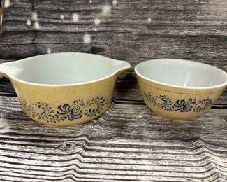 Vintage Pyrex homestead casserole dish 2.5 qt, and Mixing bowl 1.5 qt, (no lids), Excellent condition!