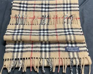BURBERRYS OF LONDON 100% Lambswool Scarf
