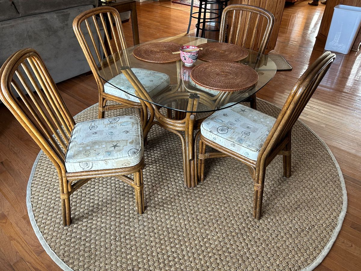 bamboo table and chairs, round rug