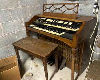 Vintage organ (Free to anyone that wants it)