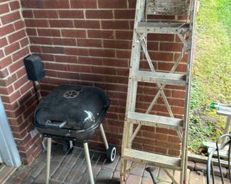 Charcoal barbecue, aluminum ladder