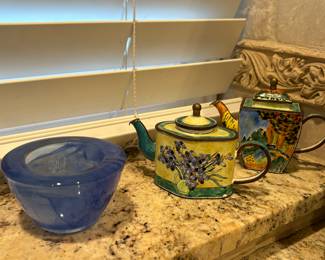 Miniature tea pots, art glass bowl