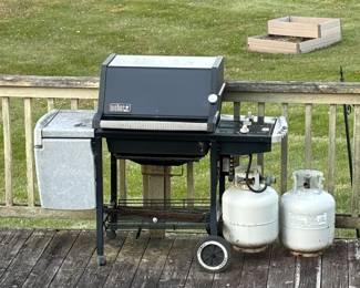 Weber barbecue with extra propane tank
