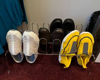 Shoes and shoe rack