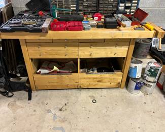 Beautiful workbench, excellent for the woodworker or hobbyist