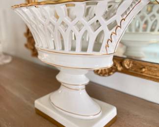 Antique Porcelaine Lattice Cachepot with Gilt Trim. Photo 2 of 3.