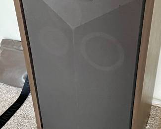 Pair Marantz Speakers