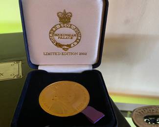 Limited Edition Golden 2002 Jubilee Coin Featuring Buckingham Palace & Queen Elizabeth II