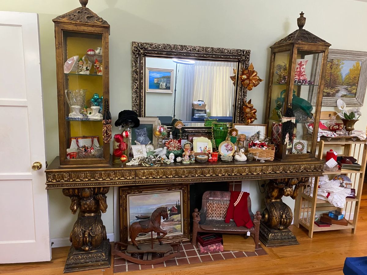 AMAZING VINTAGE CLOTHING AND VINTAGE DISNEY... starts on 12/16/2023