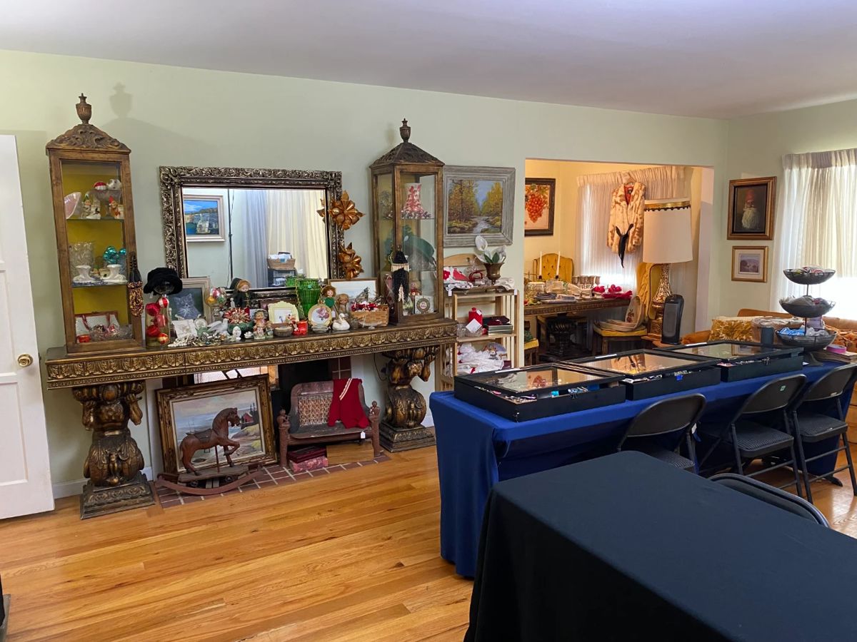 AMAZING VINTAGE CLOTHING AND VINTAGE DISNEY... starts on 12/16/2023