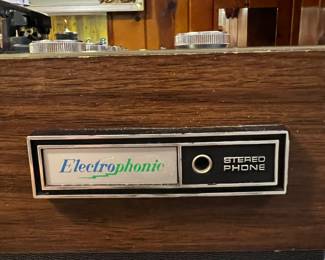 Electrophonic turntable with two speakers and lid-$85