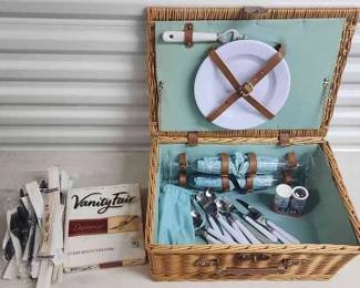 FTH352 - Willow Woven Picnic Basket For Four