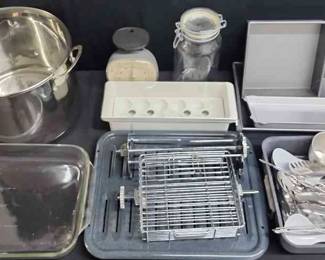 FTH048 - 12-Quart Pot With Lid And More Kitchenware