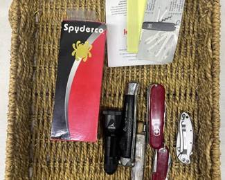 FTH290- Assorted Vintage Pocket Knives (Swiss/Spyder Co)