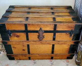 1900s Early American Style Pine and Metal Blanket Trunk