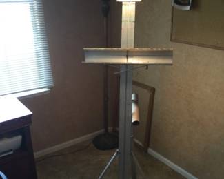 Adjustable Aluminum Easel With Attached Overhead Light