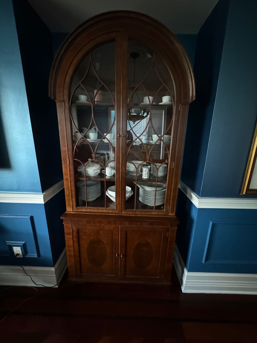 Beautiful Curio cabinet, BAKER furniture, great condition