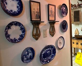 Blue and White Plates, Decor