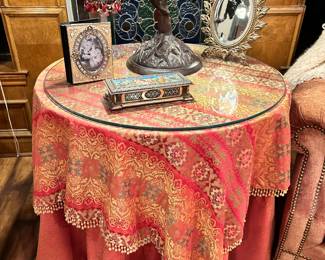 Round wood Table, Decor