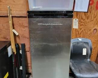 #1606 • Frigidaire Refrigerator & Tote