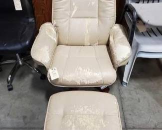 #5082 • Chair and Matching Foot Rest