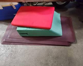 #3030 • 3 Floor Mats 2 Cushions