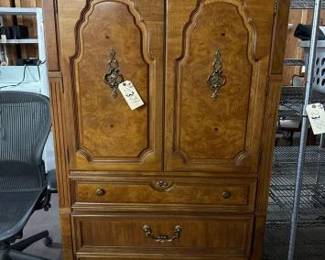 #2304 • Thomasville Dresser Hutch