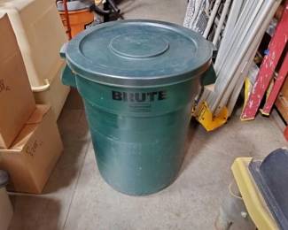 #3050 • Brute Rubbermaid Trash can with Lid
