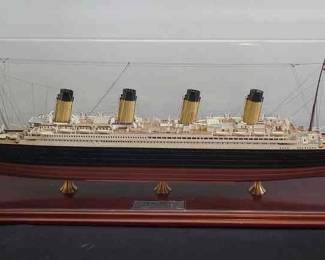 Danbury Mint Model Of The RMS TITANIC 1 400 Scale 32 Base 26 Ship